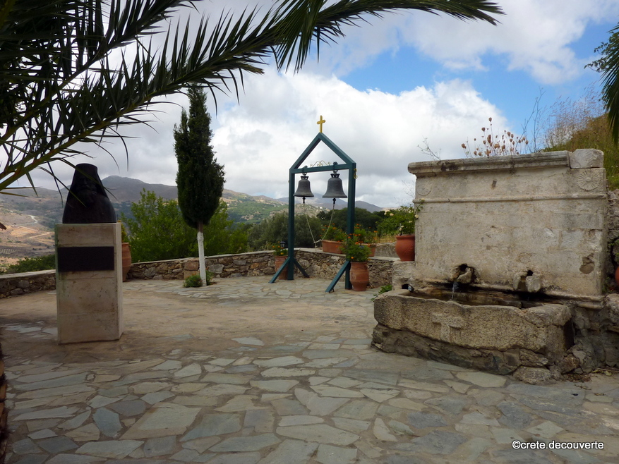 La vieille fontaine et les cloches sur la terrasse
