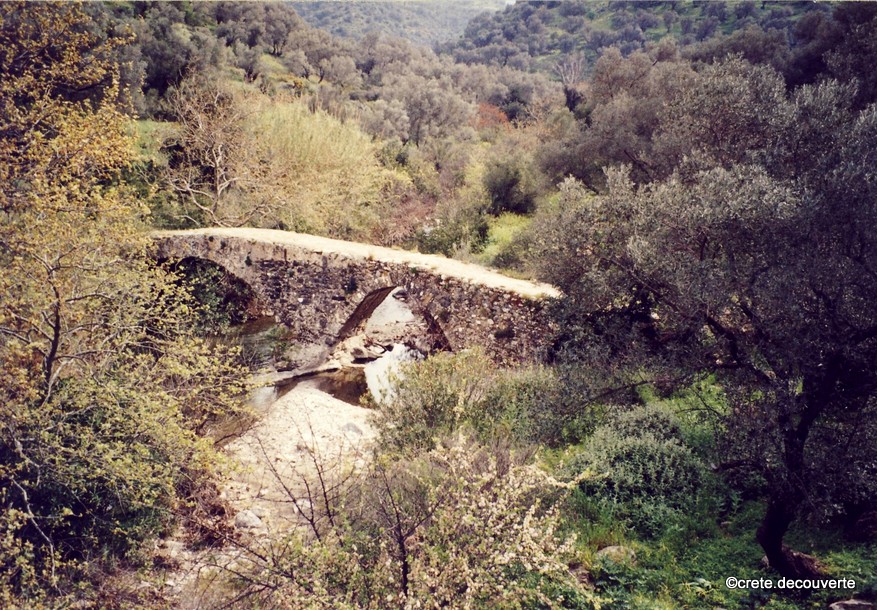 Pont historique sur la rivire Platis