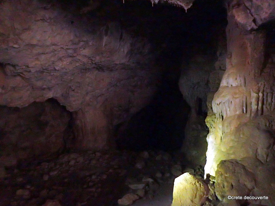 Concrtionnement dans le fond de la grotte d'Adrianos