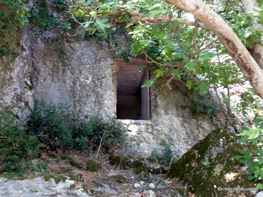 Agios Thomas tombeau rupestre avec une nouvelle affectation