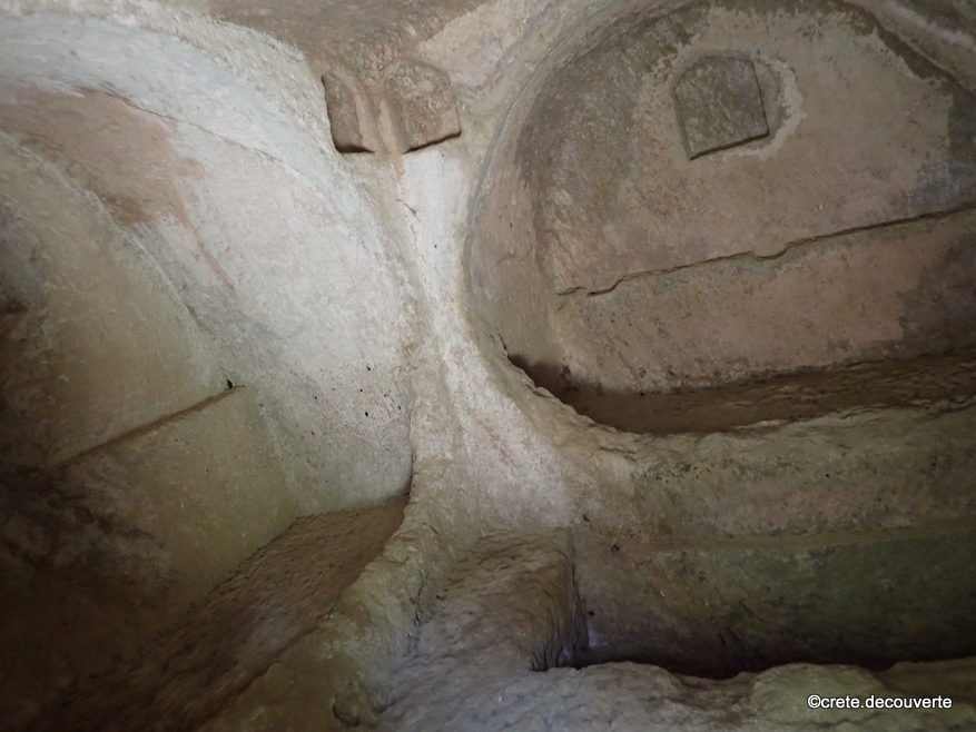 Agios Thomas tombes dites romaines dans la roche en quilibre