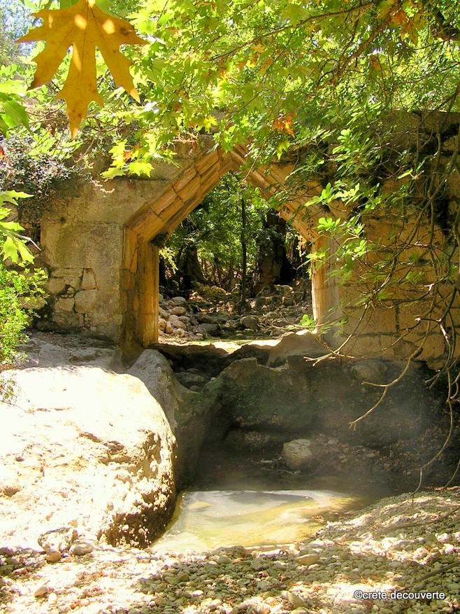 Pont hellénique d'Eleftherna vu depuis l'aval Pont hellénique d'Eleftherna vu depuis l'aval