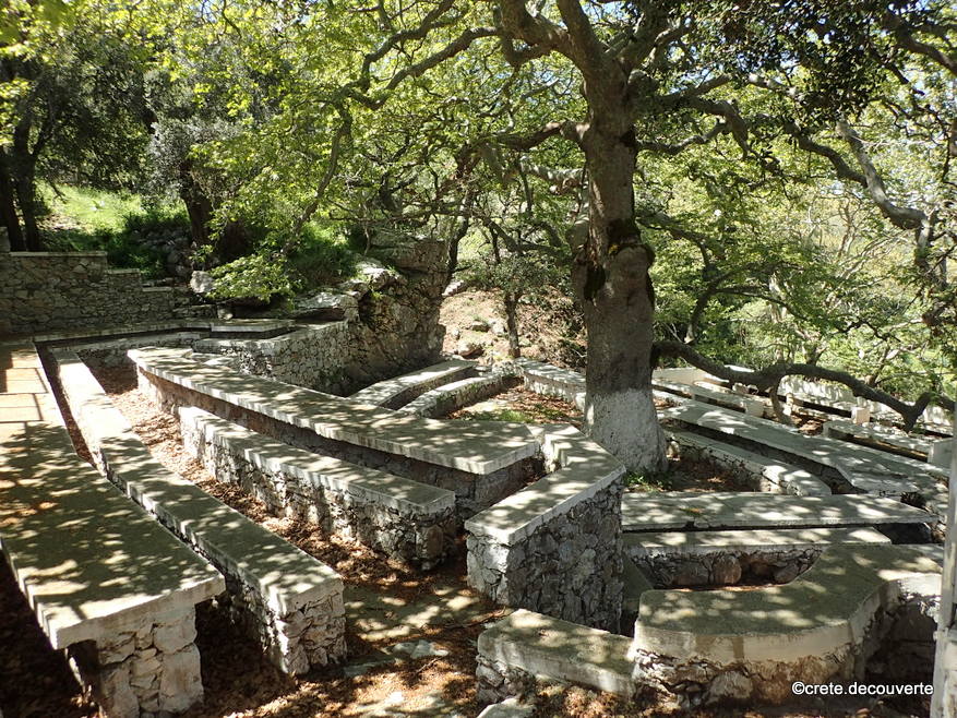 Ano Meros Moni Kaloeidena espace amenage a l'ombrage des platanes