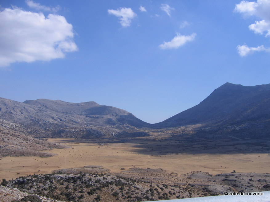 Anogia polje du Nida vue vers le sud en juillet