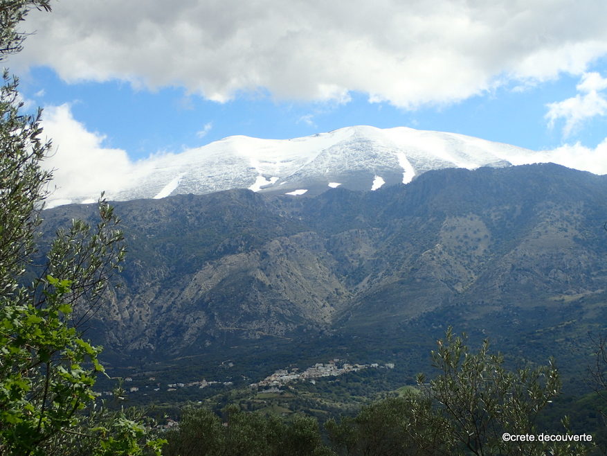 Foufouras et le sommet du Psiloritis enneig