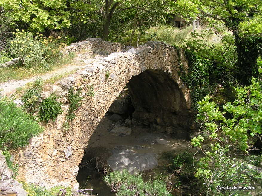 Pont en arc sur la rivire Kotsifou