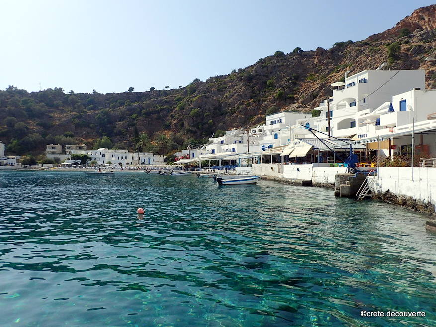 Bord de mer depuis l'est de Loutro