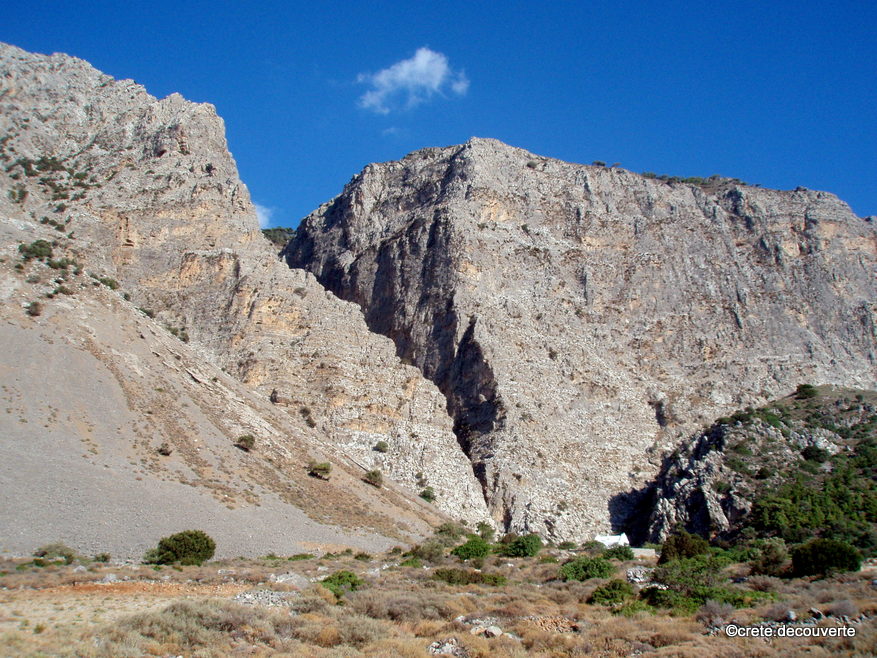 Canyon de Ha entaille le massif de Thrypti  l'ouest