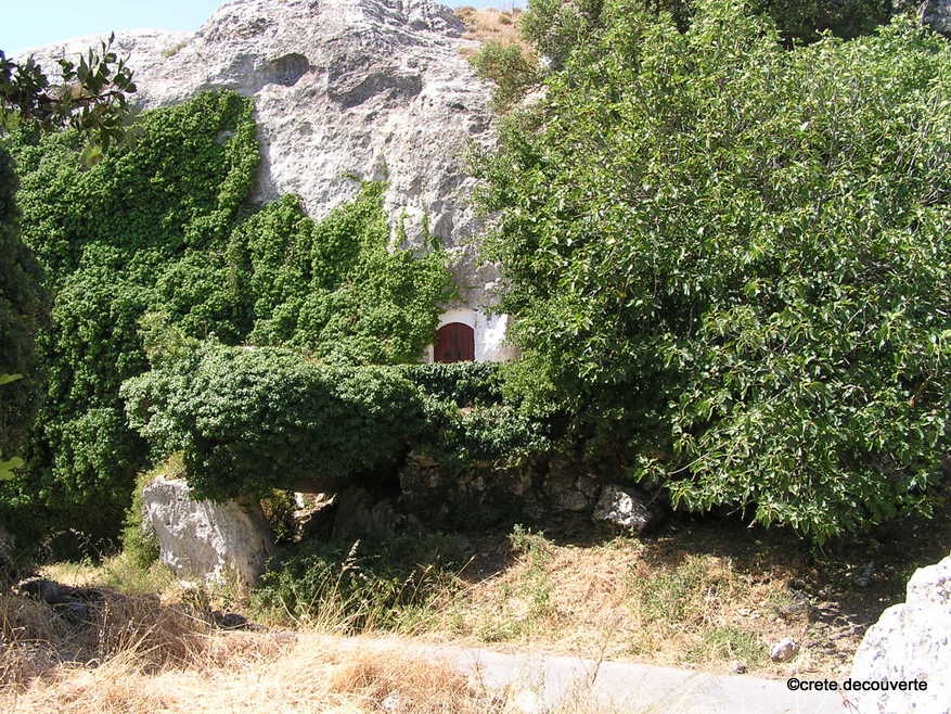 Chapelle rupestre Panagia Spiliotissa discrete dans la vegetation Agios Thomas Chapelle rupestre Panagia Spiliotissa discrete dans la vegetation Agios Thomas