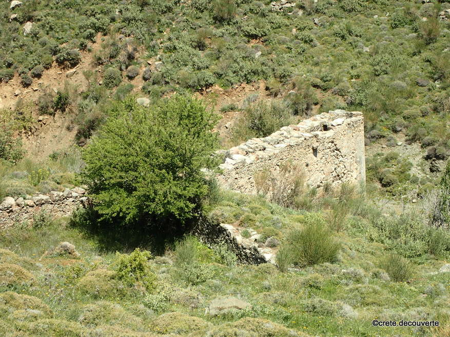 Chute de moulin en contrebas du monastere de Kaloeidena Ano Meros