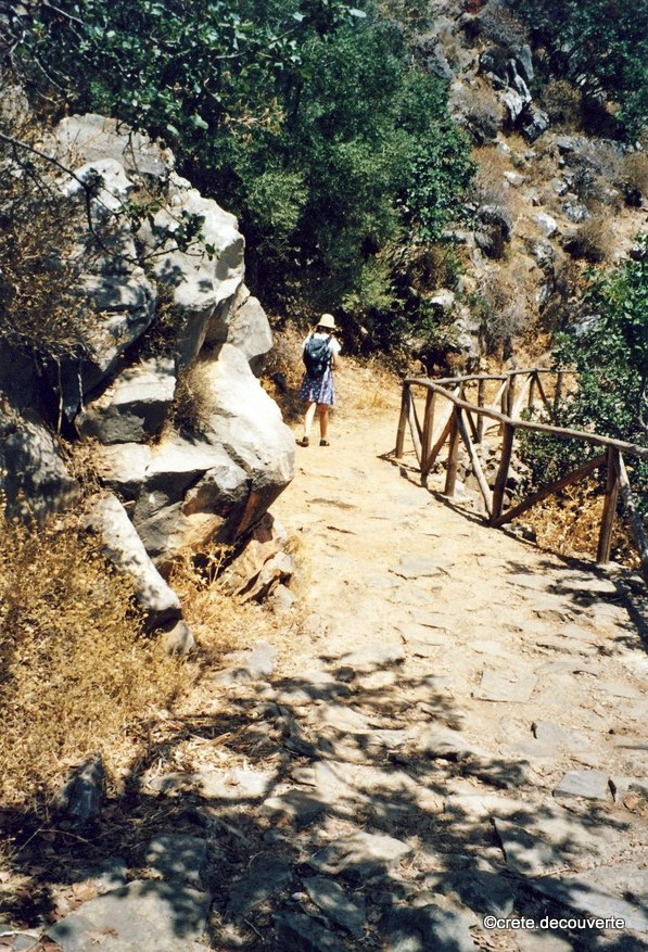 Itinraire amnag d'accs  la grotte de Rhapa