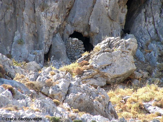 une grotte sur le littoral prs de Shinaria