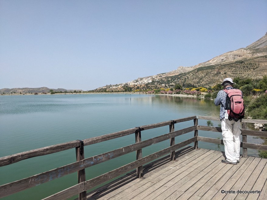 Du lac rservoir, vue sur le village de Gergeri