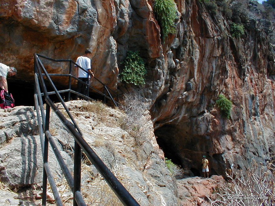 Entre de la grotte de Rapa