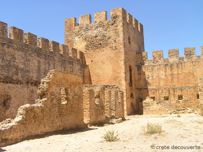 Intrieur de Frangokastelo et ruines des btiments ottomans