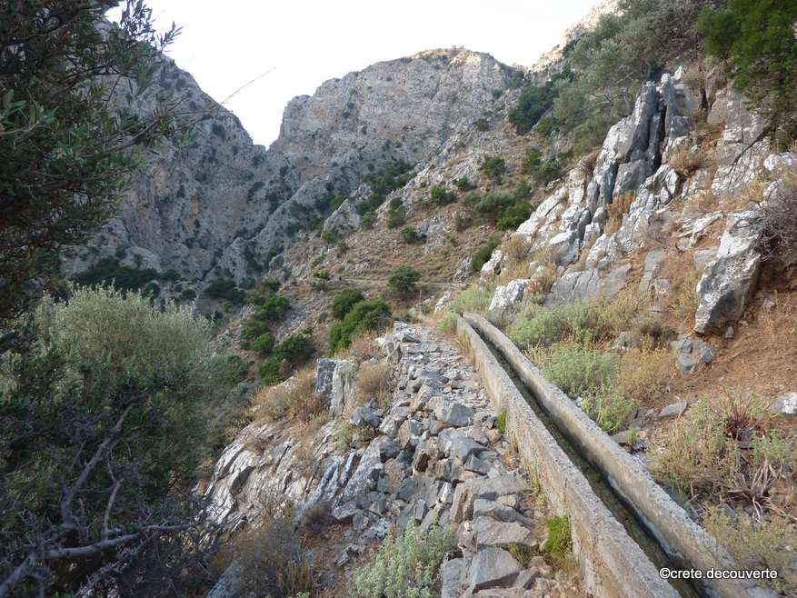 Le sentier et le canal le long de la gorge de Messonas
