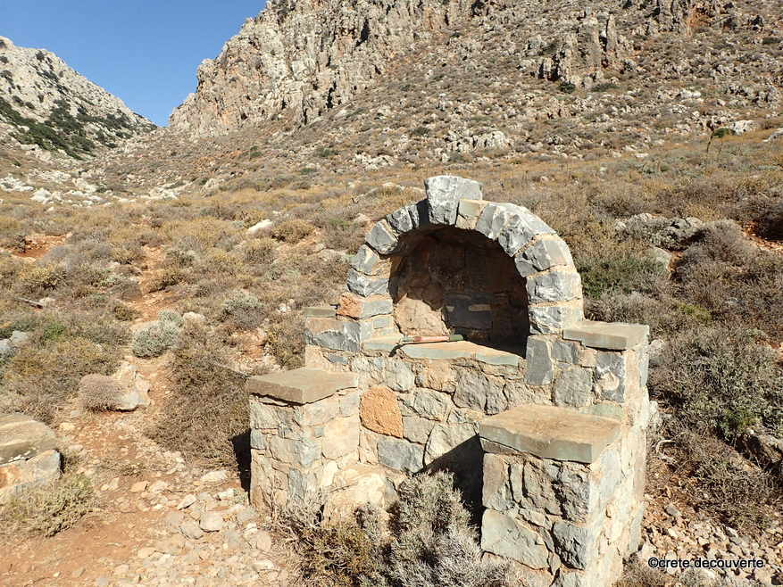 Gorge de Xerokambos fontaine et sente pour Lamnoni