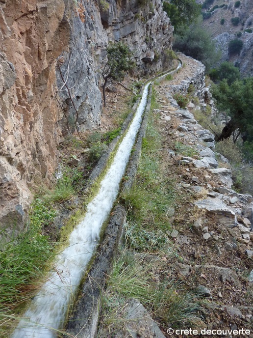 Le sentier longeant la canalisation Thripti - Kavousi