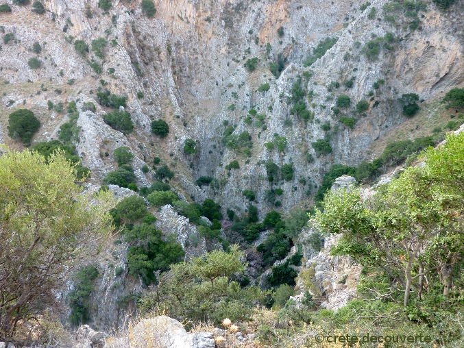 Vue sur le fond du canyon deouis l'aqueduc