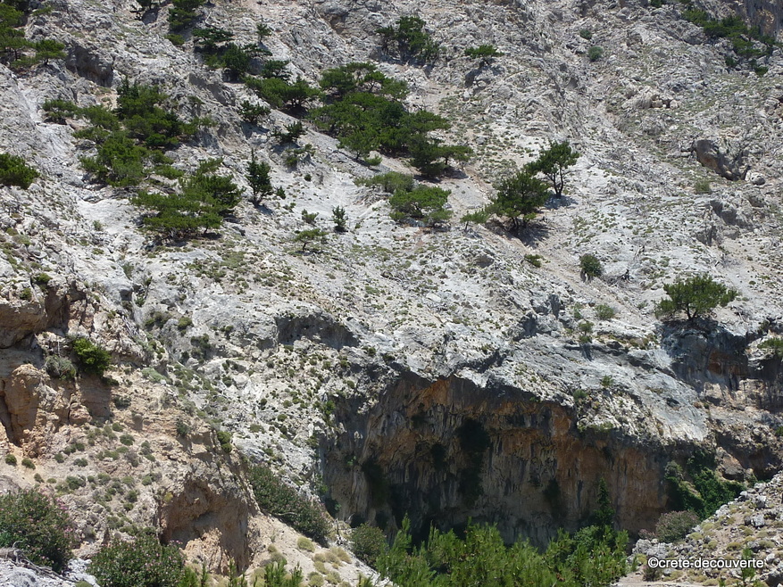Gorges de Rouvas Zaros le sentier expos sur la vire