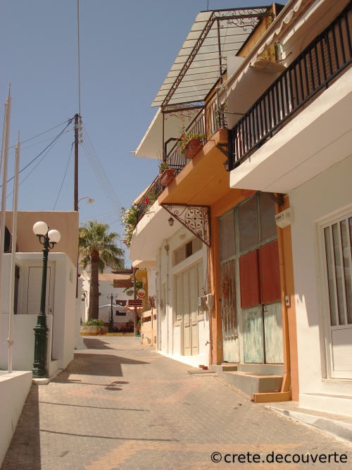 Gouves : rue du village