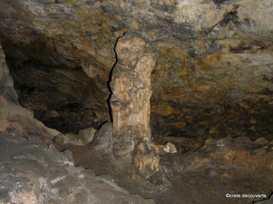 Grotte Eileithyia stalagmites avec apparence de personnages