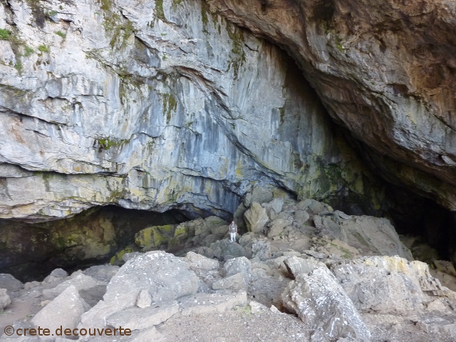 Intrieur de la grotte de Kamares : boulis
