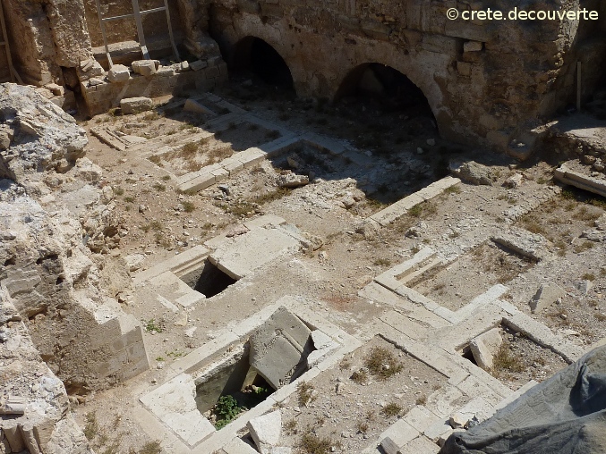 Vestiges historiques prs de l'glise Agios Petros  Heraklion