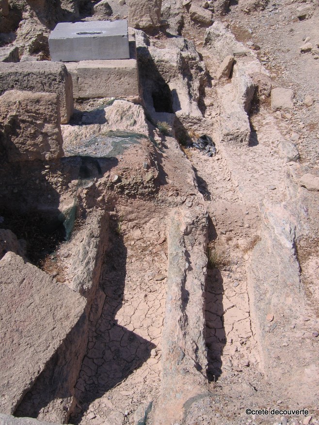 Tombes creuses dans la roche tendre - Itanos