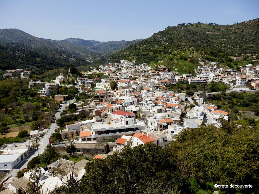 Kalamafka vue sur le village depuis la butte rocheuse de Kastellos