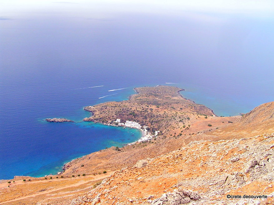 Loutro et sa baie vu depuis Agia Ekaterini (Anopoli) Loutro et sa baie vu depuis Agia Ekaterini (Anopoli)