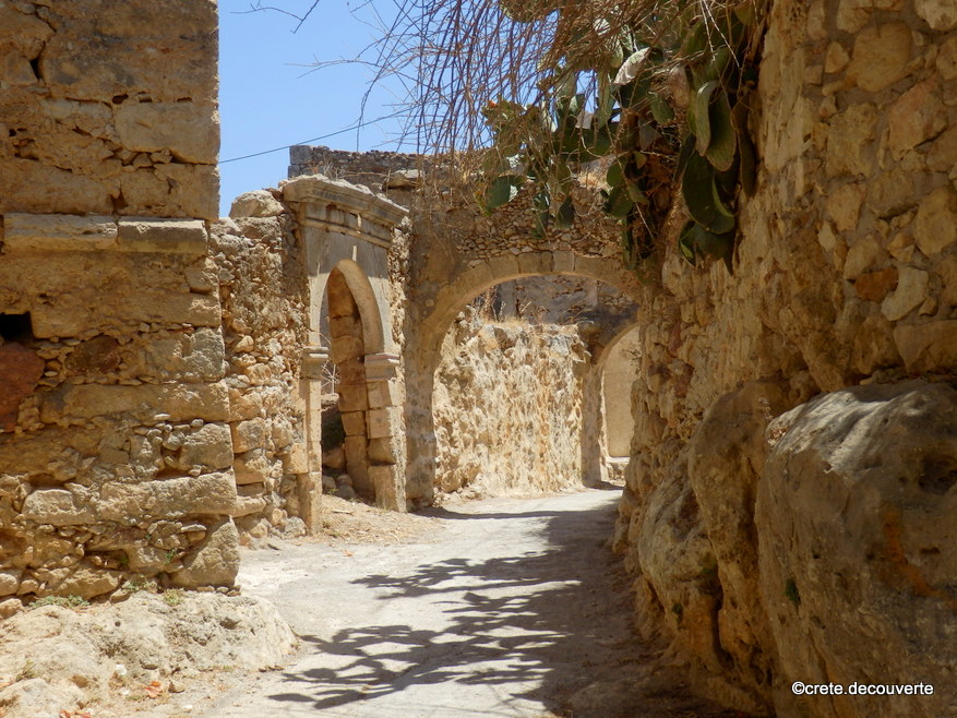 Maroulas et ses vestiges venitiens et ottomans ruelle avec portail et arches
