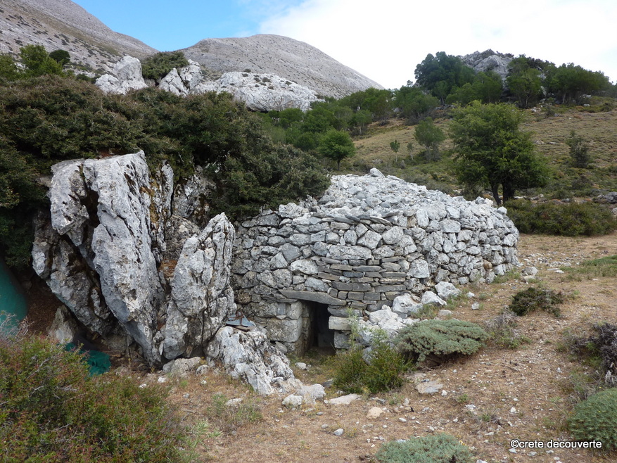 Mitata pres de la piste du polje du Nida en direction de Kamares