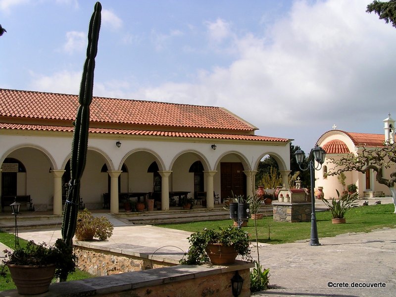 Vaste cour fleurie de Moni Epanosifi