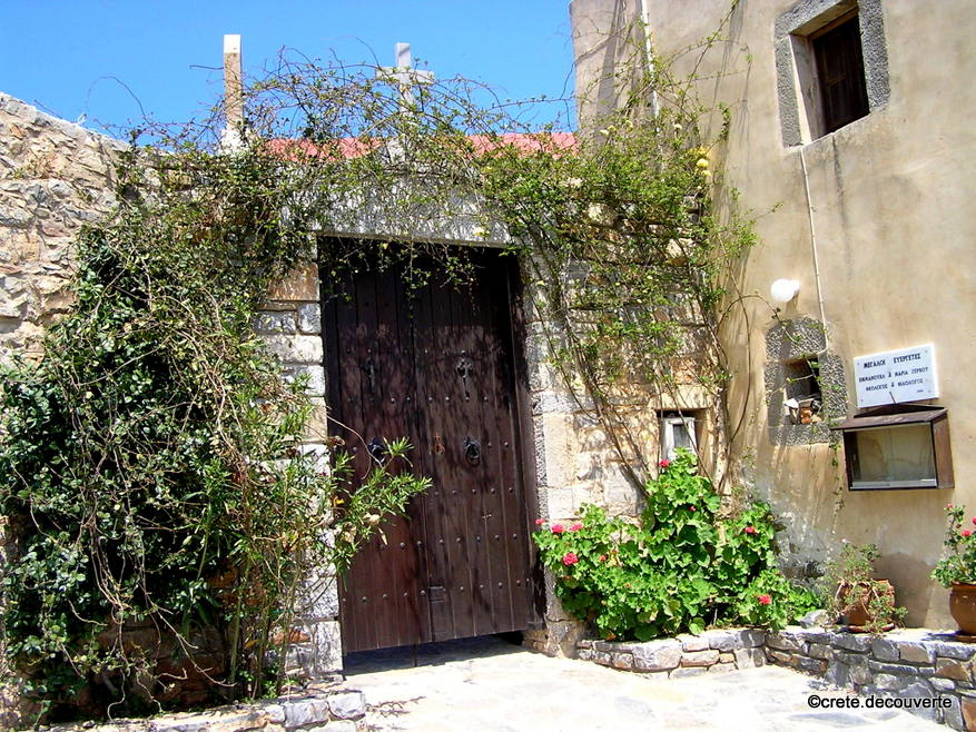 Moni Areti : porte fleurie