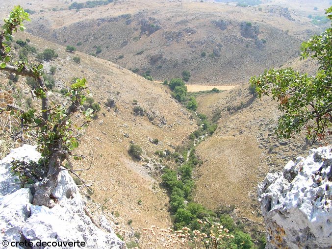Monopari : vue sur la gorge de Petres depuis le fort