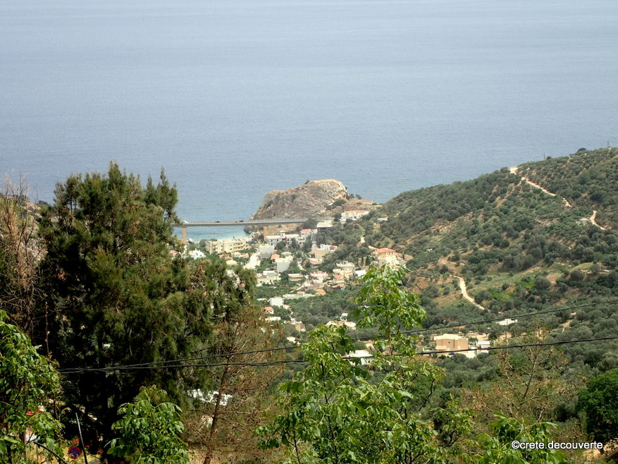 Palaiokastro et promontoire rocheux de la forteresse vu depuis Rogdia