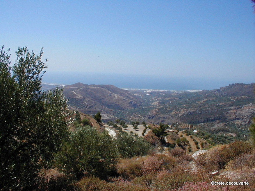 Kalamafka : vue sur les serres et le littoral sud