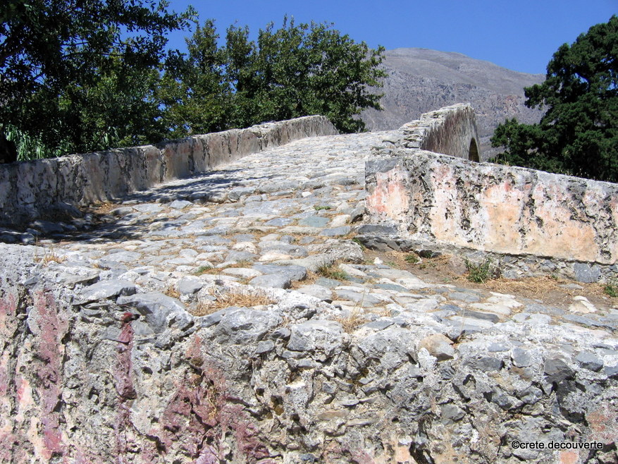 Chausse et parapet du pont sur le Megapotamos