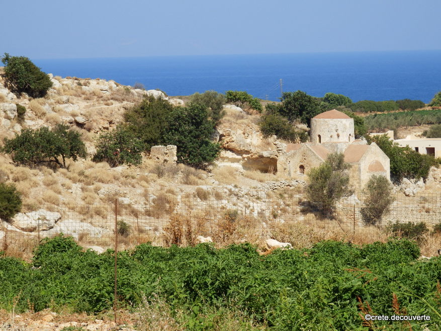 Vue d'ensemble de l'ancien monastre de Zoodochos Pigi  Prinos