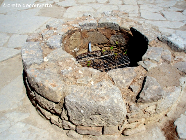 Puits dans la cour centrale  Festos (Phaistos)