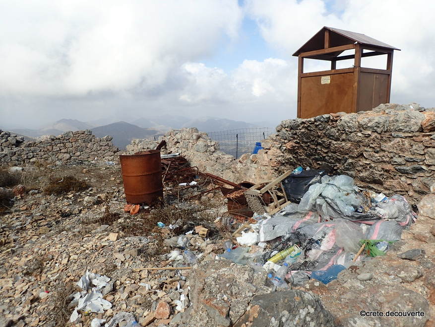 Les ruines annexes devenues dpotoir...