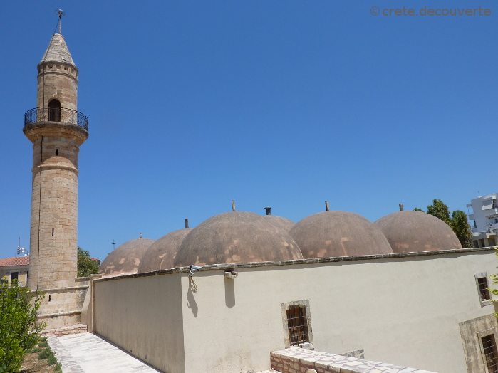 Les 9 dmes et le minaret de la mosque