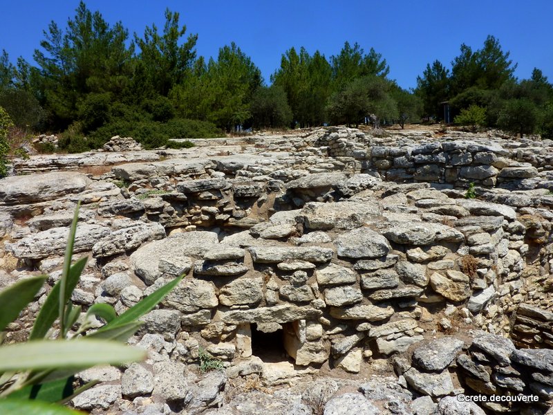 Tholos  Fourni : vestiges de tombes  coupoles
