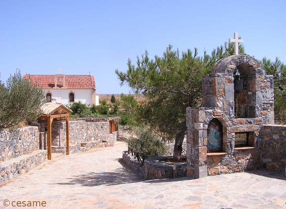 En allant  la chapelle d'Agia Paraskevi