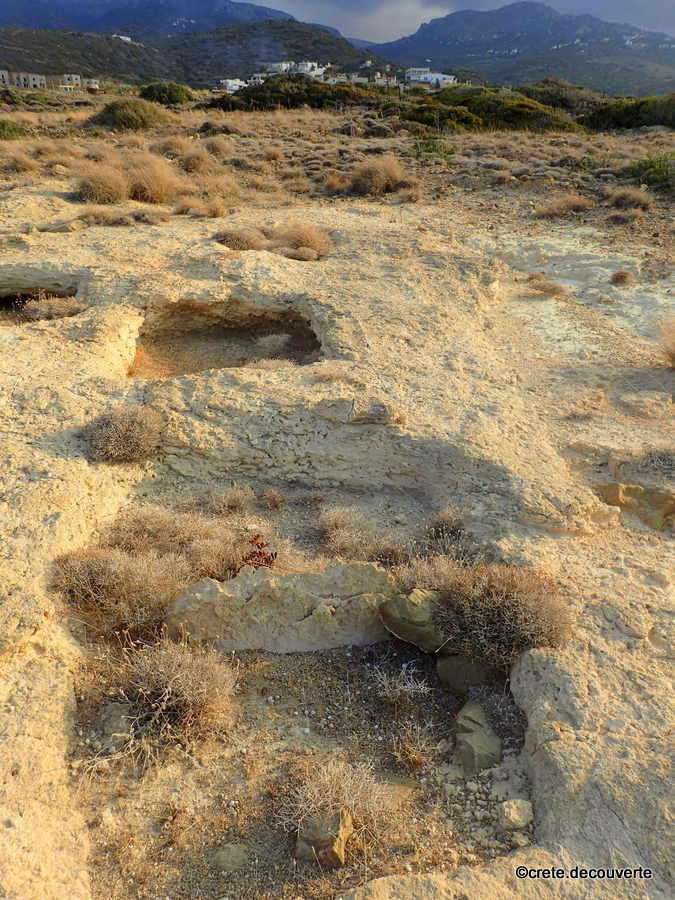Agia Fotia : tombes creusées dans la roche Agia Fotia : tombes creusées dans la roche
