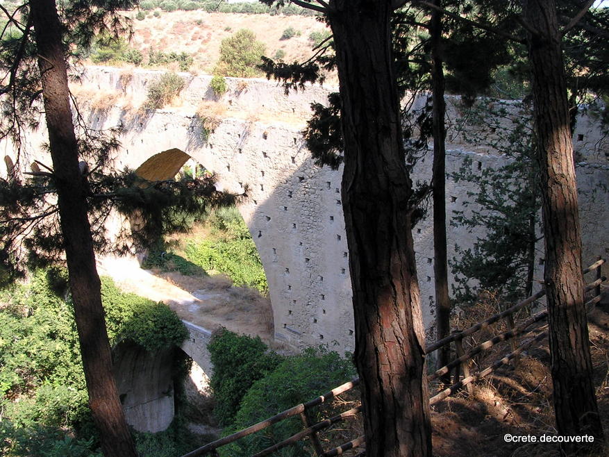 Vers Knossos point de vue sur le pont aqueduc gyptien d'Agia Irini