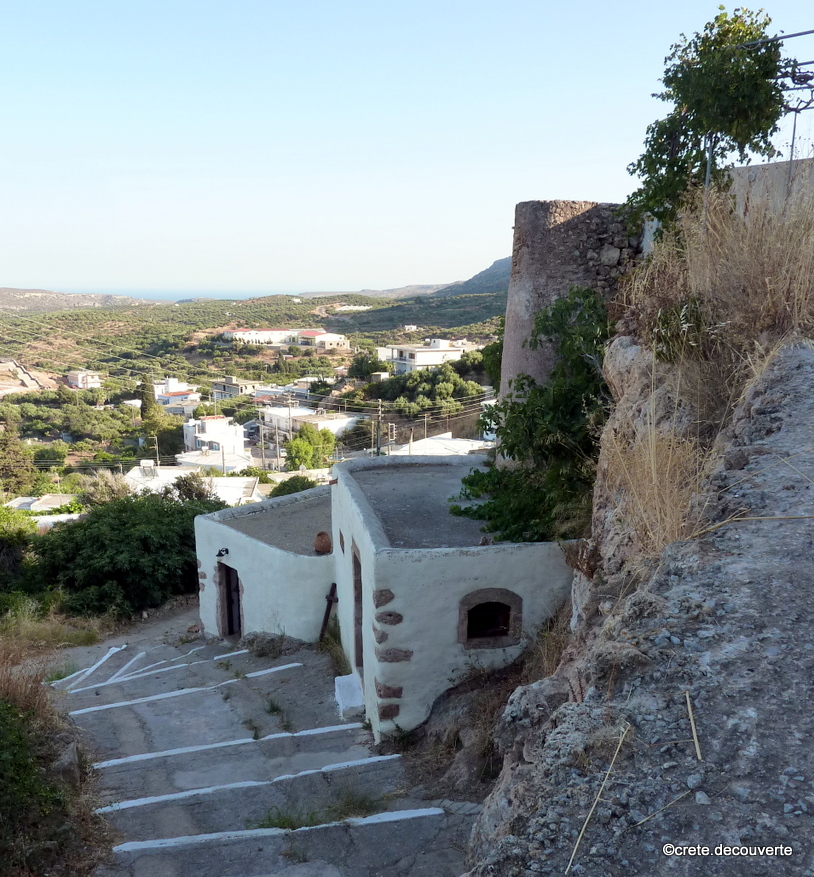Monte le long des moulins en cascade du muse de l'eau  Zakros