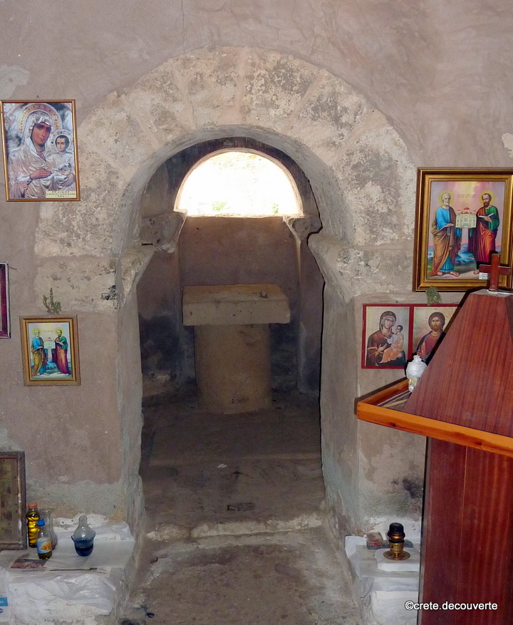 chapelle-Agios-Pavlos-a-Agios-Ioannis-Festos-Autel-et-sanctuaire