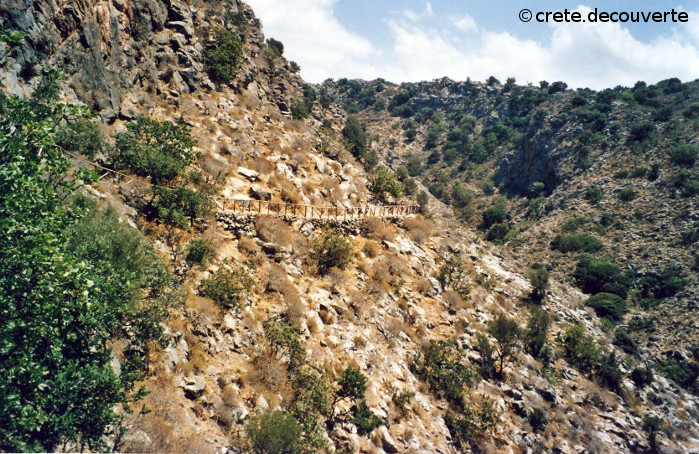 Chemin d'accs  la grotte de Rhapa